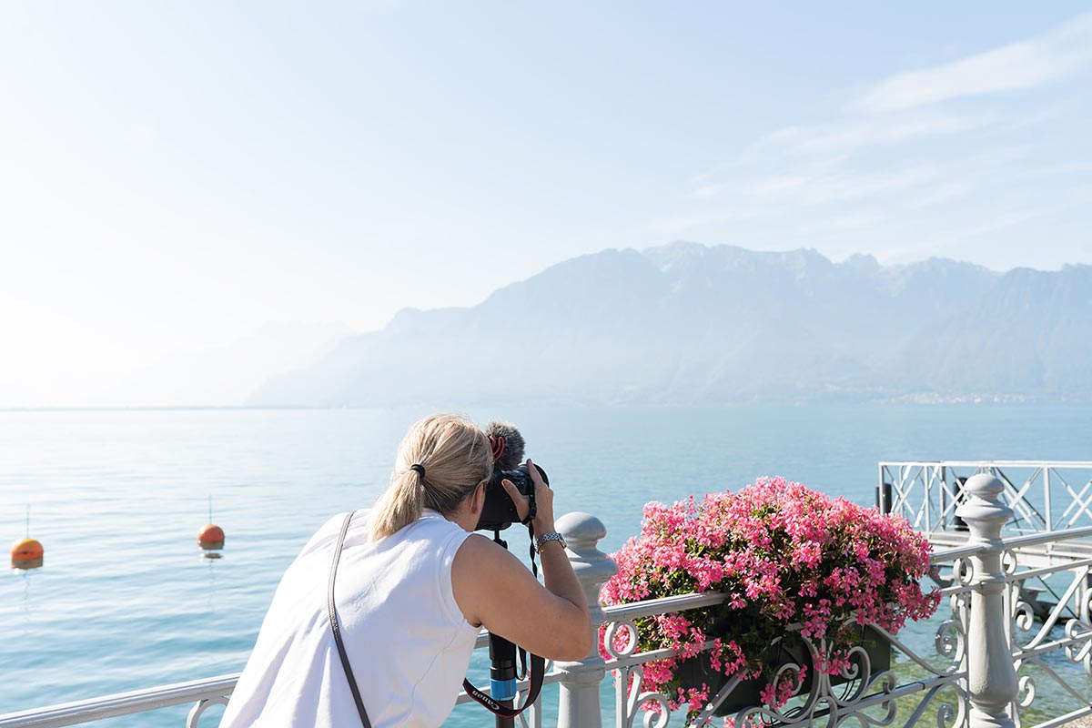 Emma Wilson, vidéaste de mariage de luxe, en pleine action. Tournage à Montreux, au bord du lac Léman.